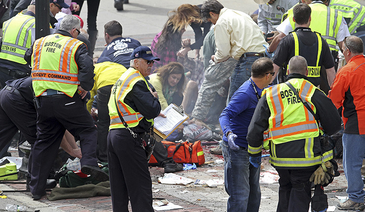 США Бостон Бостонский марафон взрыв полиция жертвы очевидец полиция скорая помощь пожарные