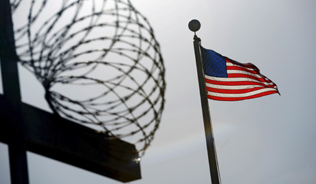 США флаг американский флаг тюрьма гуантанамо колючая проволока