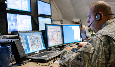 американская армия США армия испытания монитор компьютер слежка диспетчер пульт диспетчерское помещение диспетчерская солдат военная служба военнослужащий  