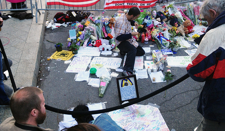 бостон взрыв бостон марафон цветы память жертвам 